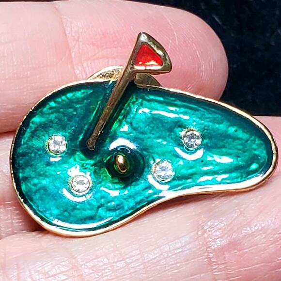 Enamel Golf Course Lapel Pin Gold Tone Back Unsigned 1/2" - Picture 2 of 4